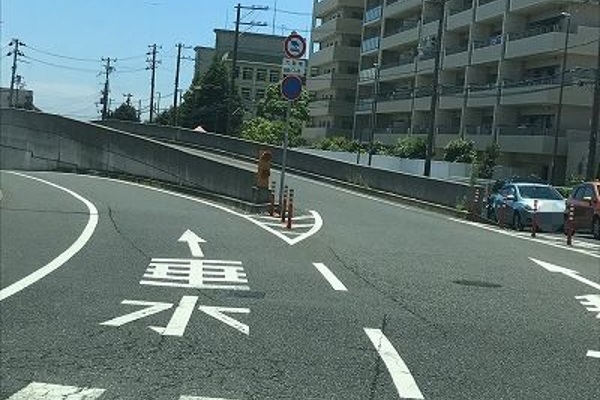 下り　第二神明　高丸インターを過ぎると、垂水方面と舞子方面に分かれますので、舞子方面に進みます。