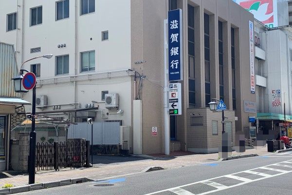 店より約30ｍ進んだ左側に平和堂守山店と滋賀銀行守山支店の駐車場がございます。
滋賀銀行の手前が駐車場の入口です。
タイムズと提携しておりますのでそちらに駐車して下さい。駐車場無料券をお渡しします。