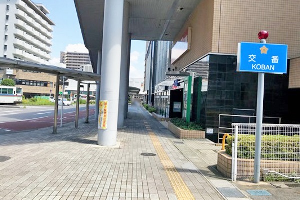改札を出て左に進み、左側のエスカレーターを下りると交番があります。 改札を出て左に進み、左側のエスカレーターを下りると交番があります。