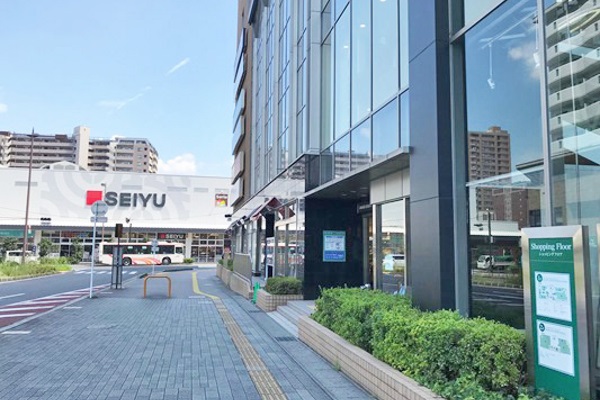 交番と商業施設を左側に、正面にあるSEIYUを目印に信号のある交差点まで進みます。 交番と商業施設を左側に、正面にあるSEIYUを目印に信号のある交差点まで進みます。