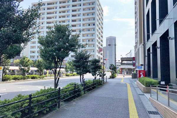 交差点を右折し次の信号まで進みます。 交差点を右折し次の信号まで進みます。