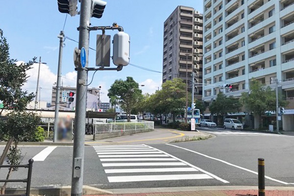 交差点を左折し渡ります。 交差点を左折し渡ります。