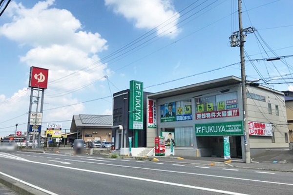 交差点の斜め左側に当店がございます。