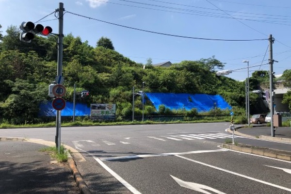 名神高速道路、田上ICを下りて交差点を右折し、立命館大学びわこキャンパス方面に向かいます。