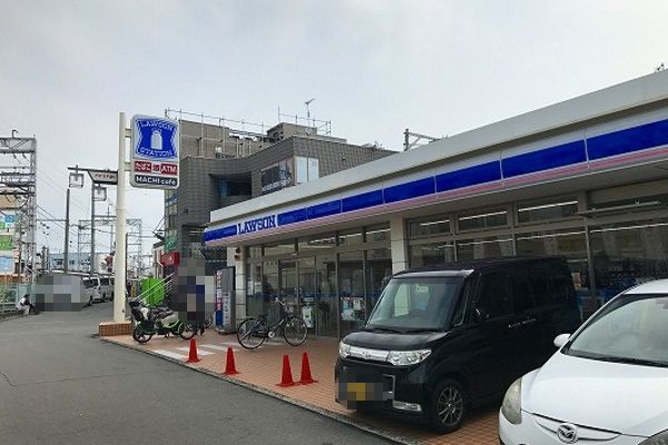 ローソンを超えると踏切が見えます。
踏切が見えましたら右側へお進みください。