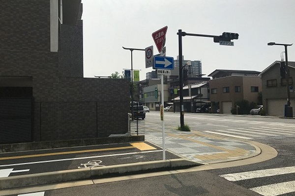 まっすぐ進むと大きい道路に出ます。
左側のマンションの１階部分に当店がございます。