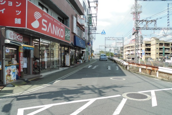 近鉄郡山駅西側出口より北へ。