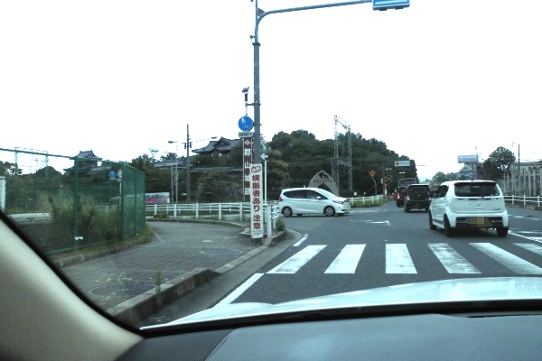 踏切の手前、図書館の信号機のない交差点を左折。そして直進。 踏切の手前、図書館の信号機のない交差点を左折。そして直進。