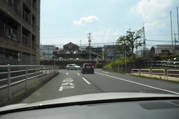 道なりに曲がると、三の丸立体駐車場入口。 道なりに曲がると、三の丸立体駐車場入口。