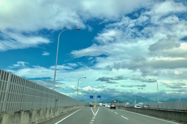 大阪からお越しの場合は、南阪奈道路で「美原」降口を超え、葛城インターを通過し、高速道路から大和高田パイパス（無料区間）に切り替わります。