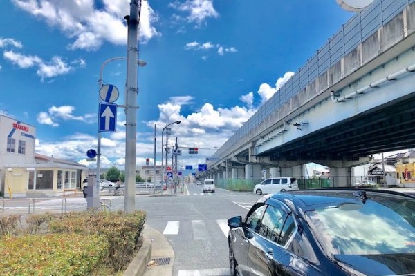 降りてすぐに「東室」交差点がございます。 降りてすぐに「東室」交差点がございます。
