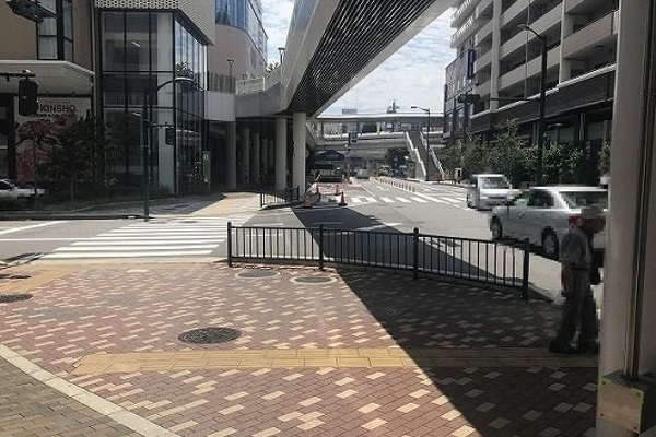 目の前の横断歩道を渡ります。