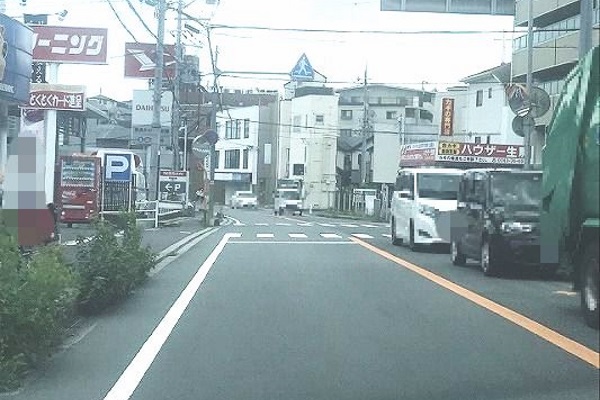 道なりに南に向けて約300m直進 道なりに南に向けて約300m直進