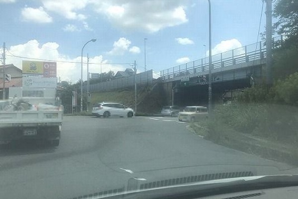 大阪方面生駒出口1つ目信号機右折 大阪方面生駒出口1つ目信号機右折