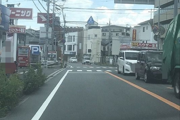 道なりに南に向けて約300m直進 道なりに南に向けて約300m直進