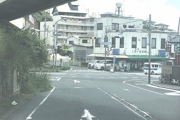 奈良方面生駒出口下りてから1つ目信号機右折 奈良方面生駒出口下りてから1つ目信号機右折