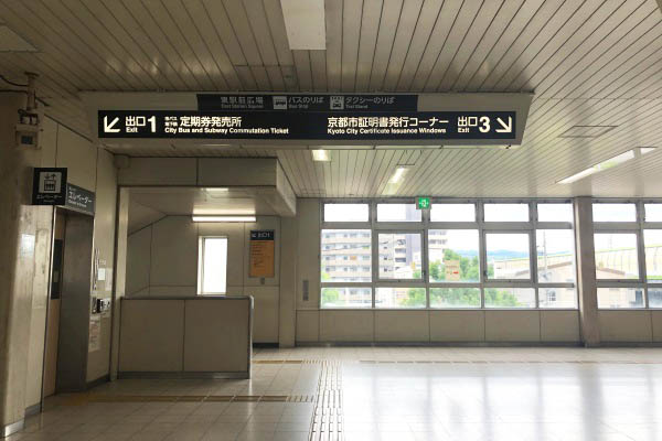 突き当り左側【出口1】で駅の外に進んでください。