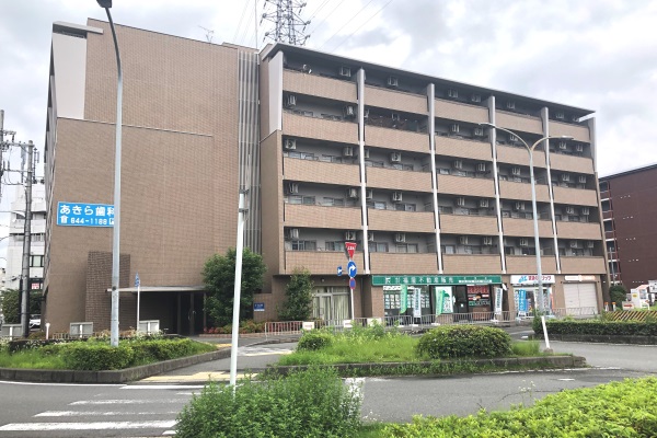 駅の外に出ますと目の前にマンションが御座います。1階の店舗が当店となっております。