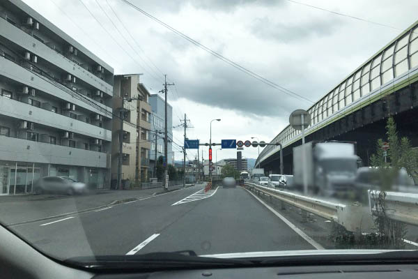 右側車線をすすみ、竹田駅の高架をくぐります。
