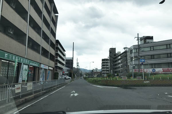 竹田駅東口ロータリーに入りましたら北側にマンションが御座います。1階の店舗が当店となっております。