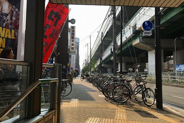 地上へ出て左へ進みます。 地上へ出て左へ進みます。