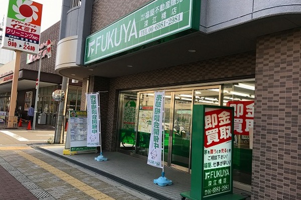 右側に当店ございます。