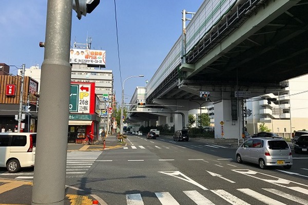 1つ目の信号、高井田本通6丁目交差点を左折します。 1つ目の信号、高井田本通6丁目交差点を左折します。