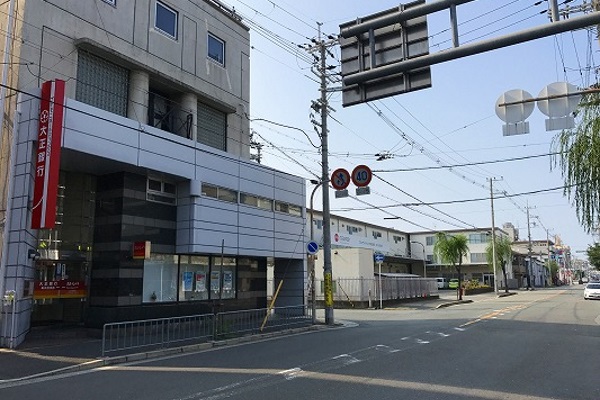 左折後、1つ目の曲がり角を左折します。大正銀行が目印です。 左折後、1つ目の曲がり角を左折します。大正銀行が目印です。