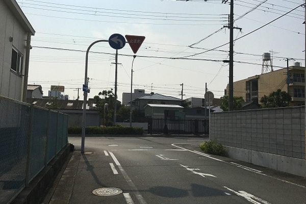 約400m直進し、突き当りを左折します。 約400m直進し、突き当りを左折します。