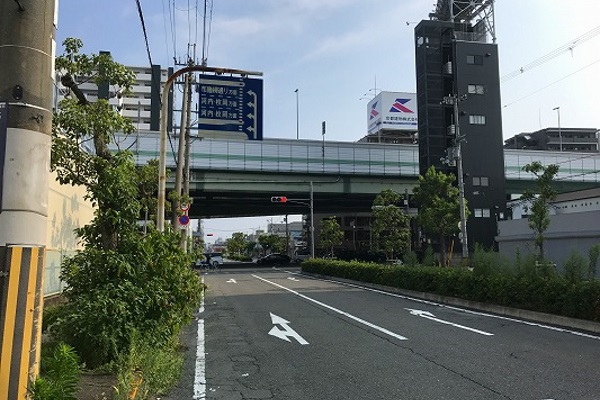 1つ目の信号、高井田本通6丁目東交差点を右折し、国道308号線へ出ます。