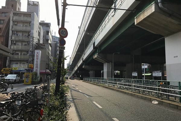 深江橋交差点を直進し、1つ目の角を左折します。大阪信用金庫が目印です。