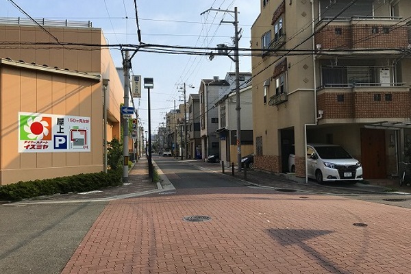 左折後1つ目の交差点を左折します。 左折後1つ目の交差点を左折します。