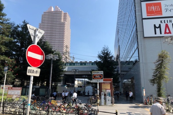 京橋駅の大広場から国道1号線に向けて進んで頂きます。