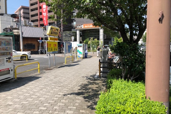 1番出口を出て少し進むと、交差点がございますので左に進んで頂き、国道1号線まで進んで頂きます。 1番出口を出て少し進むと、交差点がございますので左に進んで頂き、国道1号線まで進んで頂きます。