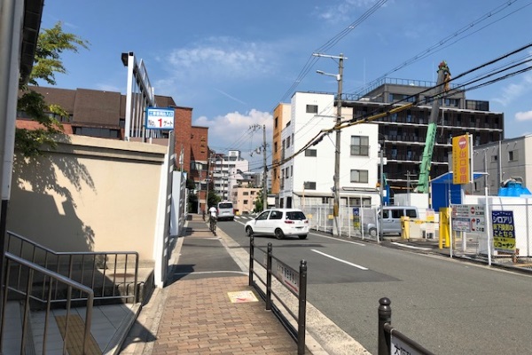 3番出口からすぐに左に進んで頂き、突き当りを左折して頂きまして直進すると弊社があります。 3番出口からすぐに左に進んで頂き、突き当りを左折して頂きまして直進すると弊社があります。