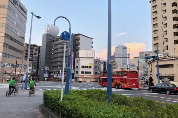 すぐに東野田町の交差点がございますの直進して頂いた左側に弊社がございます。