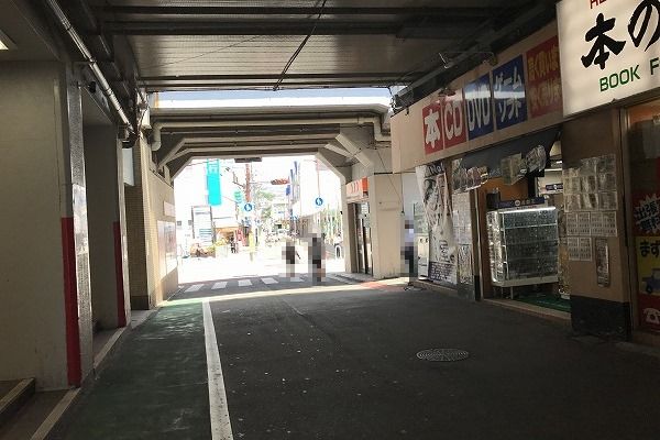 改札を出て左(山側)に進みます。 改札を出て左(山側)に進みます。