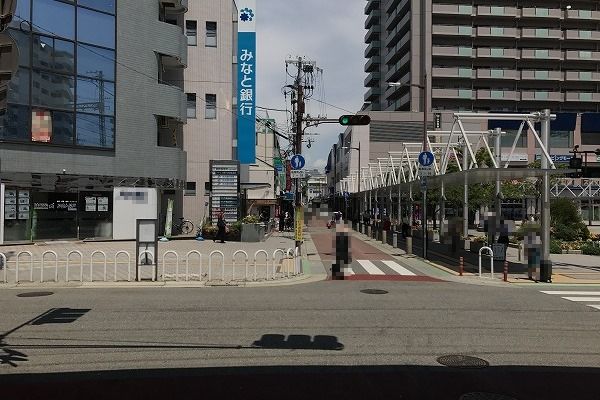 すぐに信号機のある交差点に出ますので、そのまま直進します。(直進距離約150m) すぐに信号機のある交差点に出ますので、そのまま直進します。(直進距離約150m)