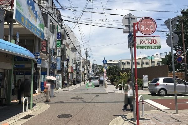 しばらくすると、左側に「垂水センター街」の入り口にさしかかりますので、そこで右に進みます。