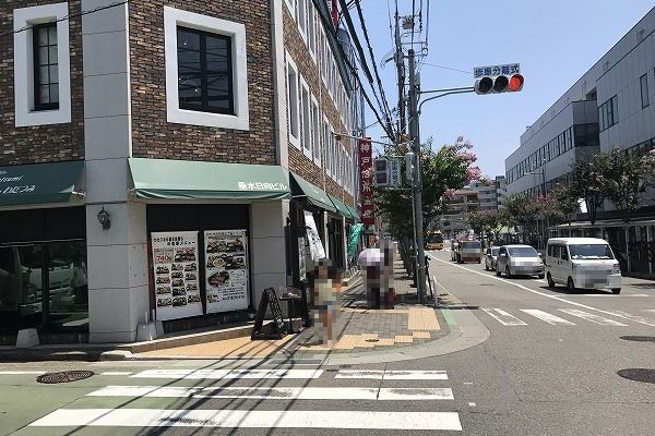 左手に垂水小学校を見ながら約100m直進しますと、信号機のある交差点に出ます。
交差点の北東側の角に「垂水日向ビル」がございます。同ビル内の1階に当社垂水店がございます。 左手に垂水小学校を見ながら約100m直進しますと、信号機のある交差点に出ます。
交差点の北東側の角に「垂水日向ビル」がございます。同ビル内の1階に当社垂水店がございます。
