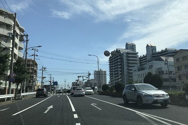 県道488号線の川原２の交差点を右折します。
右折をしますと橋上になります。