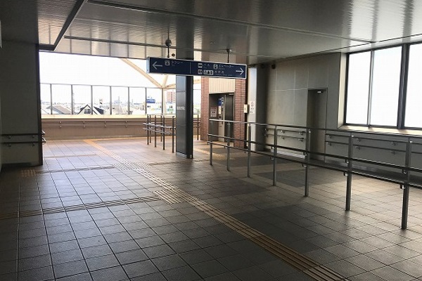 「はりま勝原駅」の改札を出て左、突き当りを右の方向へ進みます