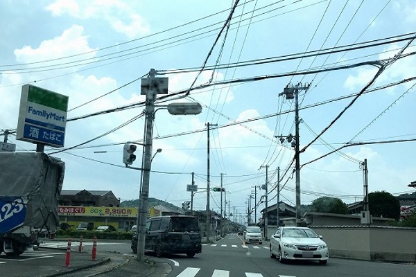 ファミリーマート姫路勝原店の正面、「下太田」の交差点を左折してそのまま約1500ｍ直進して下さい。