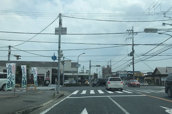丸源ラーメン店の正面、「宮田北」交差点を左折して約80ｍ直進して下さい。