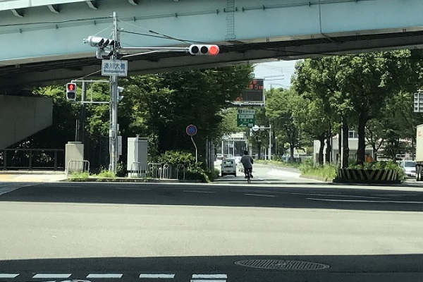 湊川大橋、信号を左折です。国道２号線です。