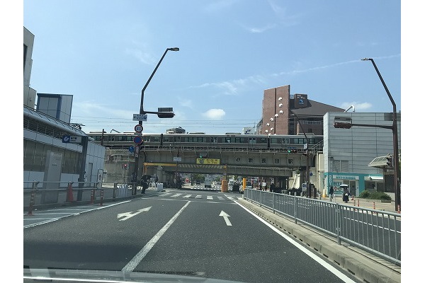 新長田駅の高架が見えてきます。直進です。