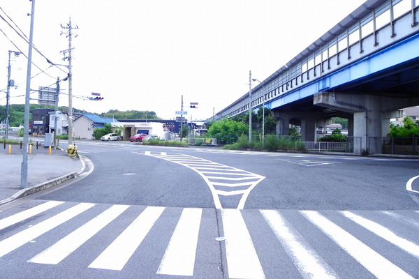 「香芝インターチェンジ上中」交差点を右折して国道168号に入る 「香芝インターチェンジ上中」交差点を右折して国道168号に入る