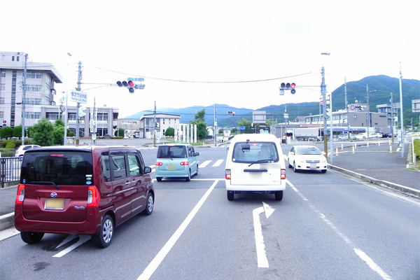 「香芝市役所前」交差点を左折して国道165号に入る