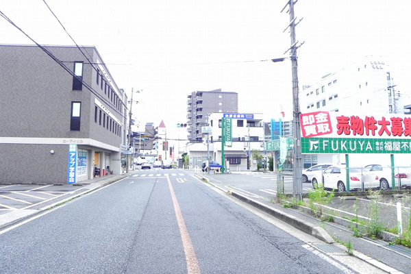 「瓦口」交差点の右側に当社が見えて参ります 「瓦口」交差点の右側に当社が見えて参ります