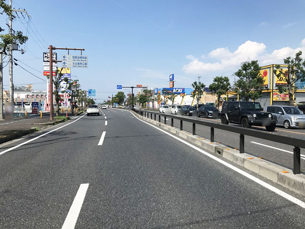 はるやま、アオキの青い看板が見えてきました。